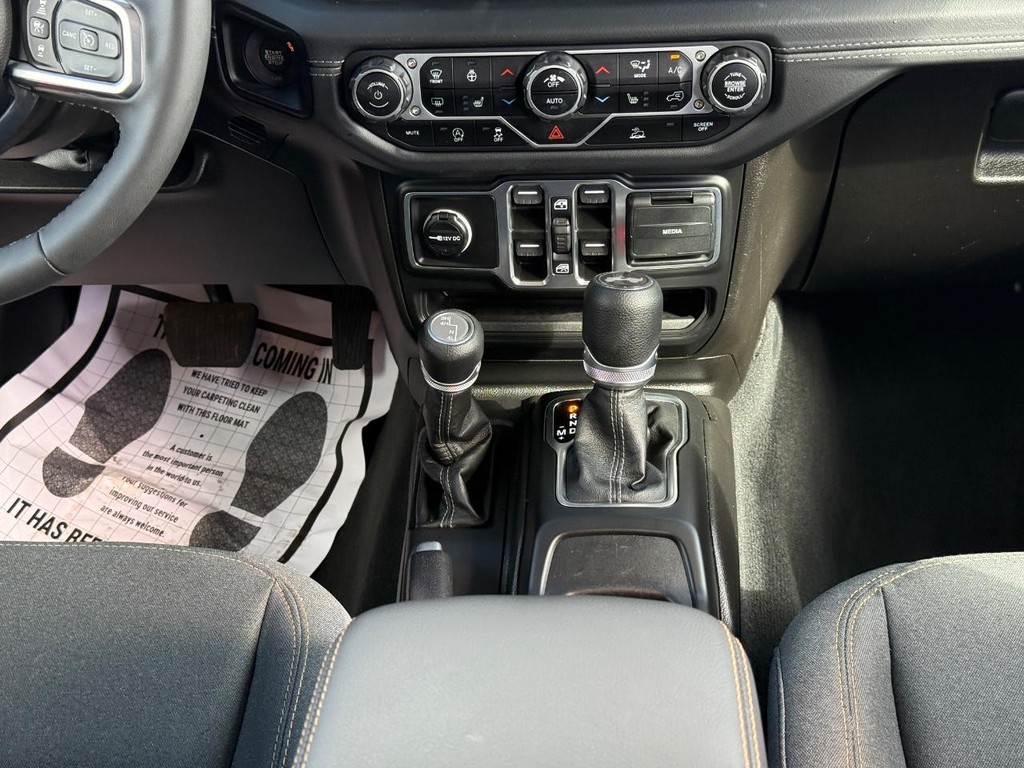 Jeep Wrangler Vehicle Full-screen Gallery Image 10