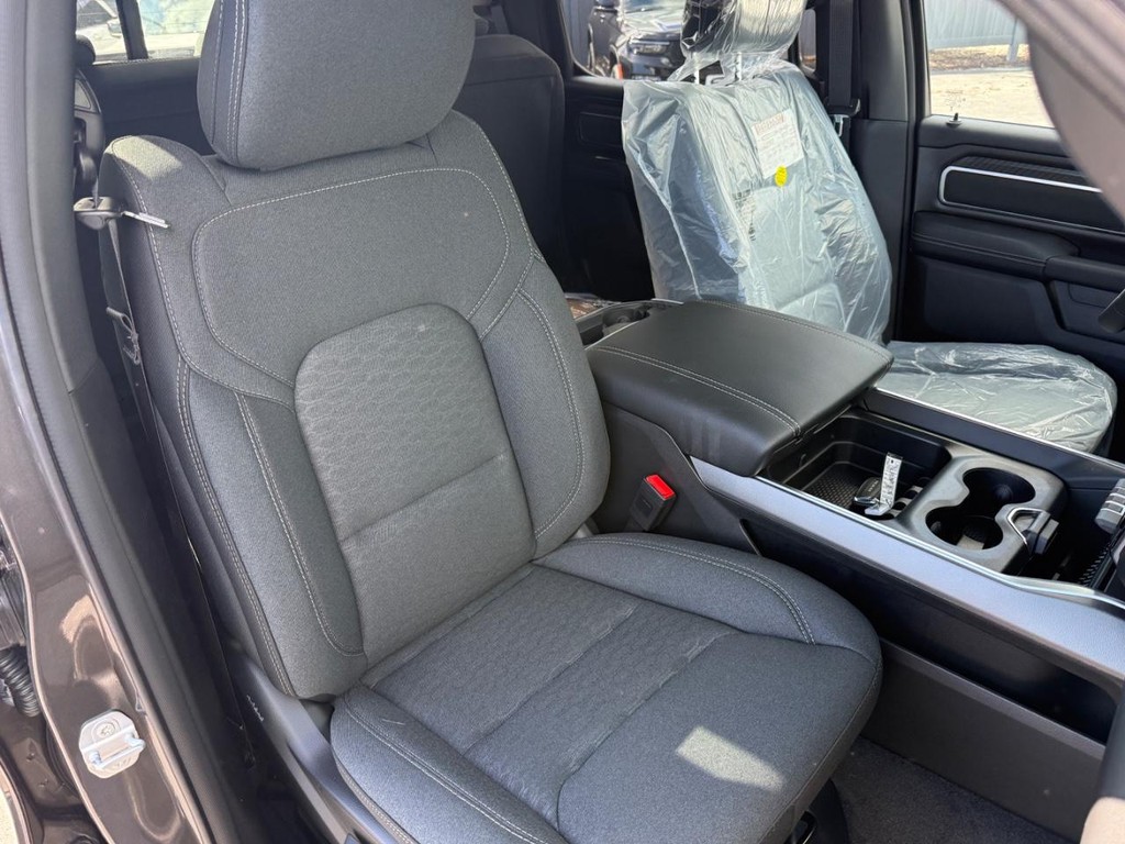 Ram 1500 Vehicle Full-screen Gallery Image 04