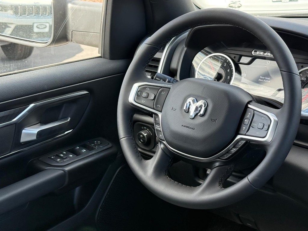 Ram 1500 Vehicle Full-screen Gallery Image 08