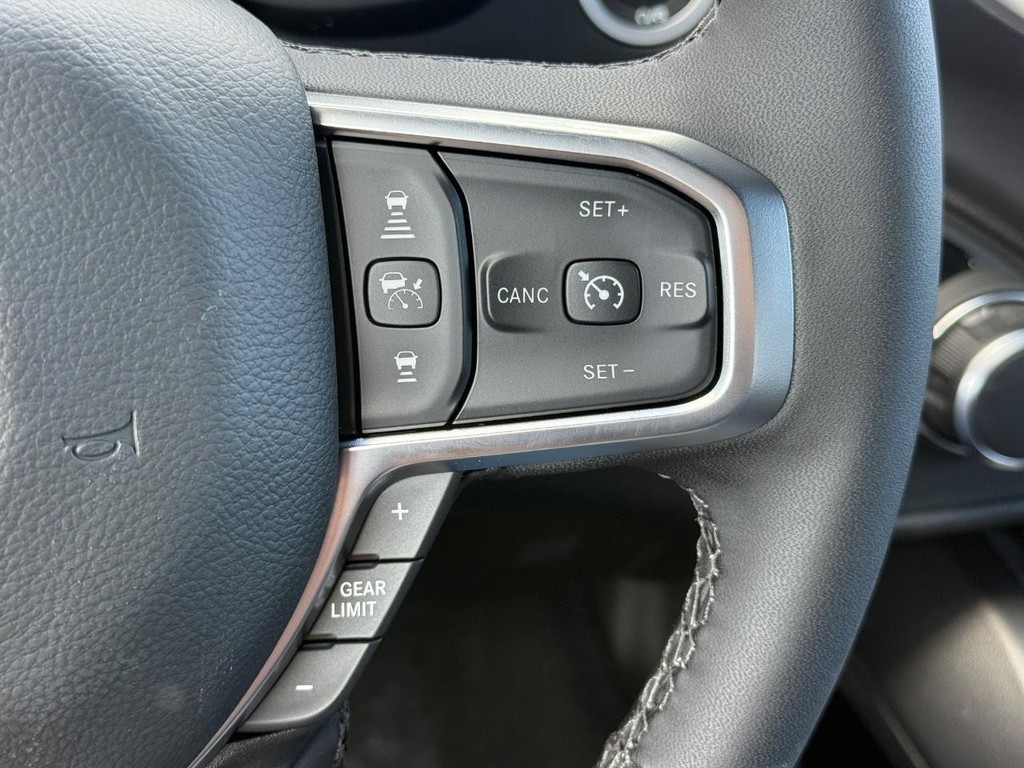 Ram 1500 Vehicle Full-screen Gallery Image 12