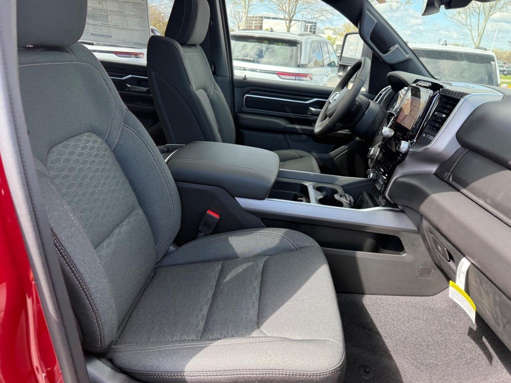 Ram 1500 Vehicle Full-screen Gallery Image 04