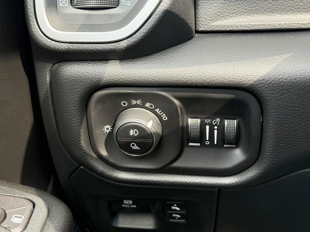 Ram 1500 Vehicle Full-screen Gallery Image 15
