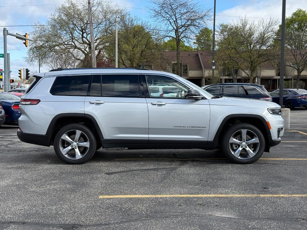 Jeep Grand Cherokee L Vehicle Full-screen Gallery Image 02