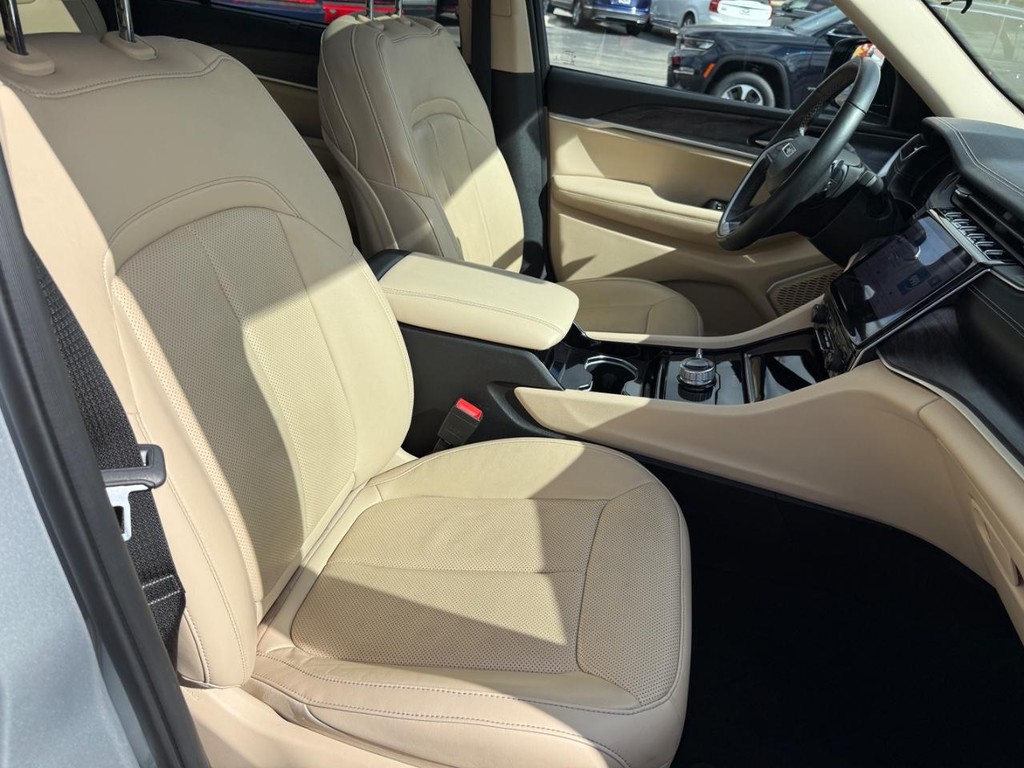 Jeep Grand Cherokee L Vehicle Full-screen Gallery Image 06