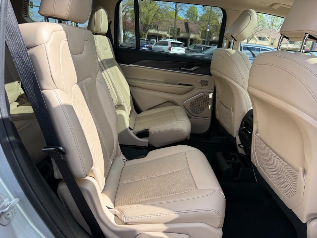 Jeep Grand Cherokee L Vehicle Full-screen Gallery Image 07