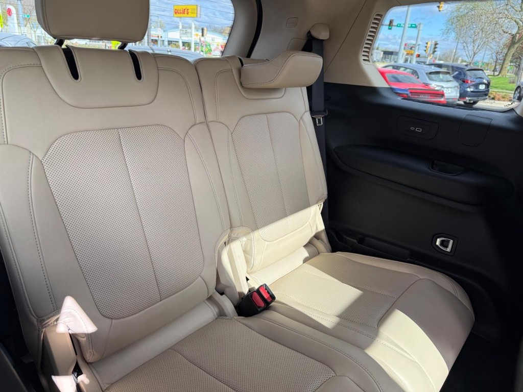 Jeep Grand Cherokee L Vehicle Full-screen Gallery Image 08