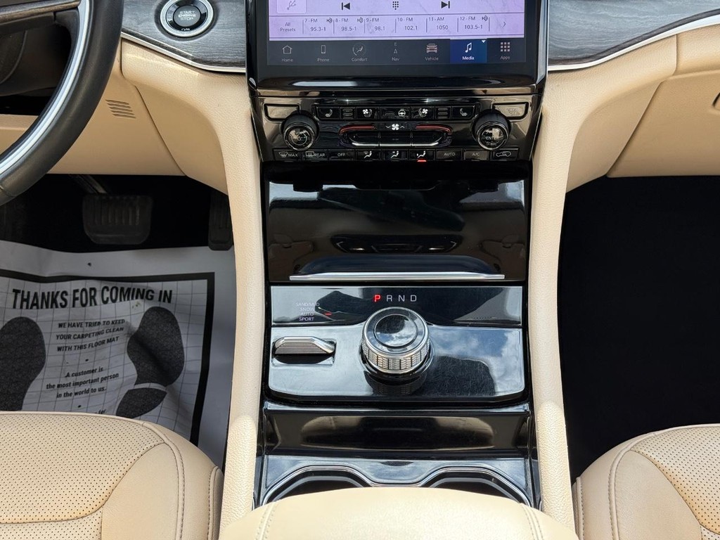 Jeep Grand Cherokee L Vehicle Full-screen Gallery Image 11