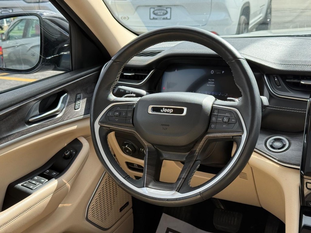 Jeep Grand Cherokee L Vehicle Full-screen Gallery Image 12