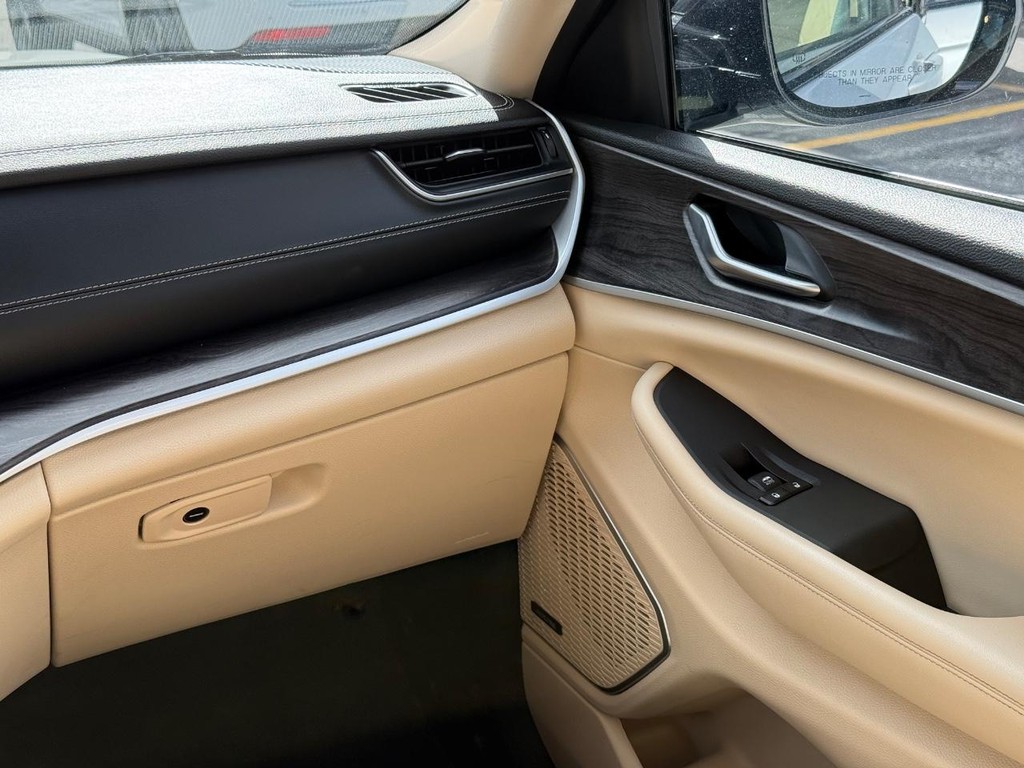 Jeep Grand Cherokee L Vehicle Full-screen Gallery Image 13