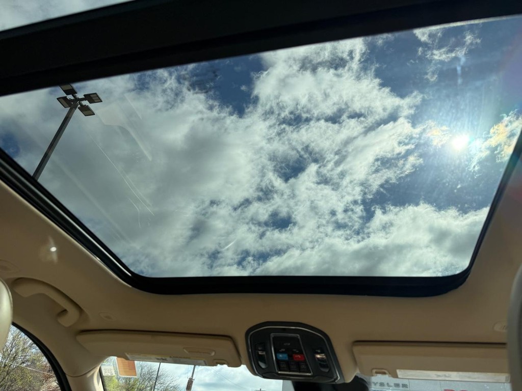 Jeep Grand Cherokee L Vehicle Full-screen Gallery Image 14