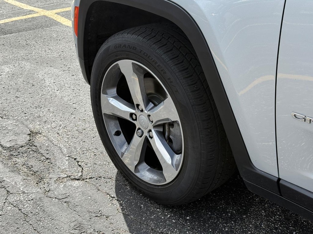 Jeep Grand Cherokee L Vehicle Full-screen Gallery Image 15