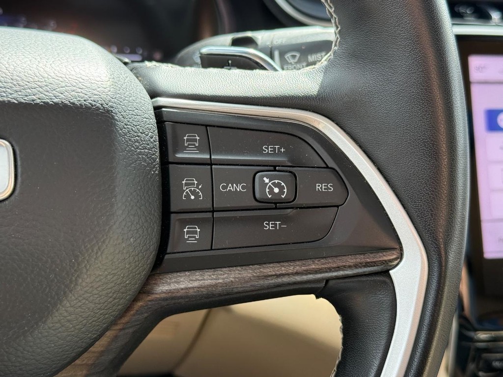 Jeep Grand Cherokee L Vehicle Full-screen Gallery Image 17