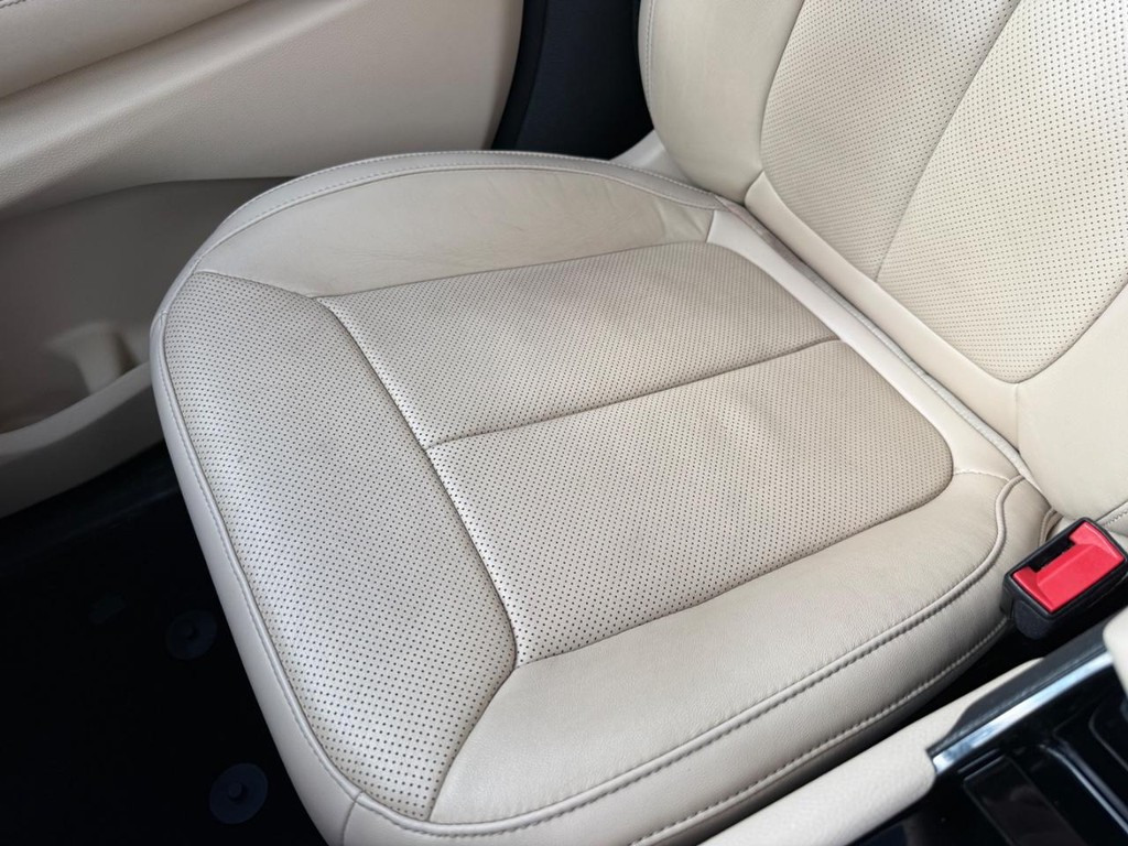 Jeep Grand Cherokee L Vehicle Full-screen Gallery Image 21