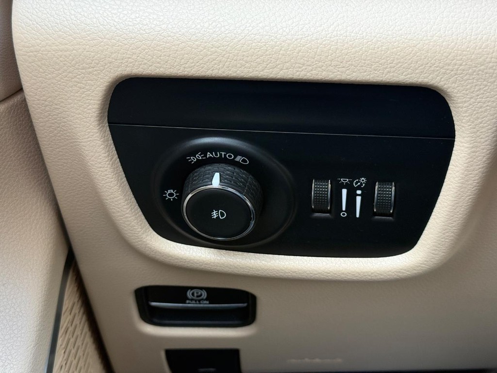 Jeep Grand Cherokee L Vehicle Full-screen Gallery Image 22