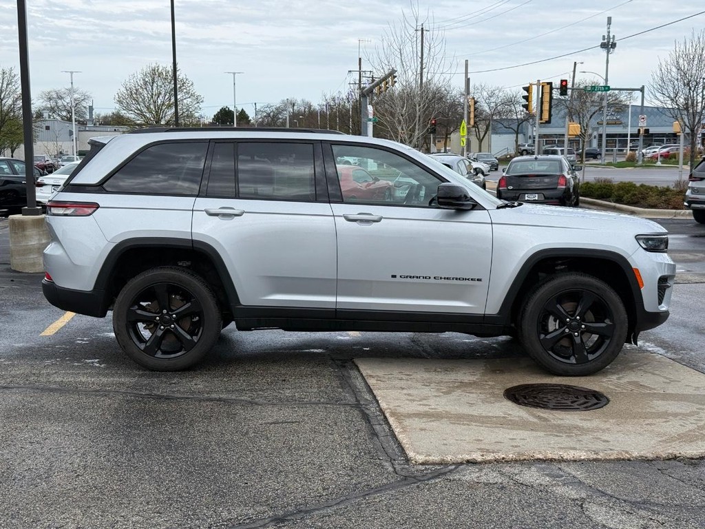 Jeep Grand Cherokee Vehicle Full-screen Gallery Image 02