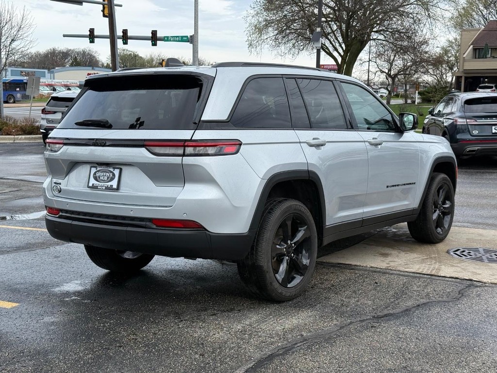 Jeep Grand Cherokee Vehicle Full-screen Gallery Image 04