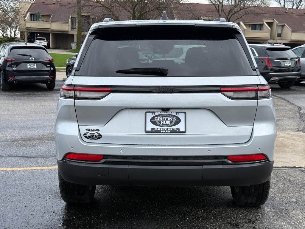 Jeep Grand Cherokee Vehicle Full-screen Gallery Image 05