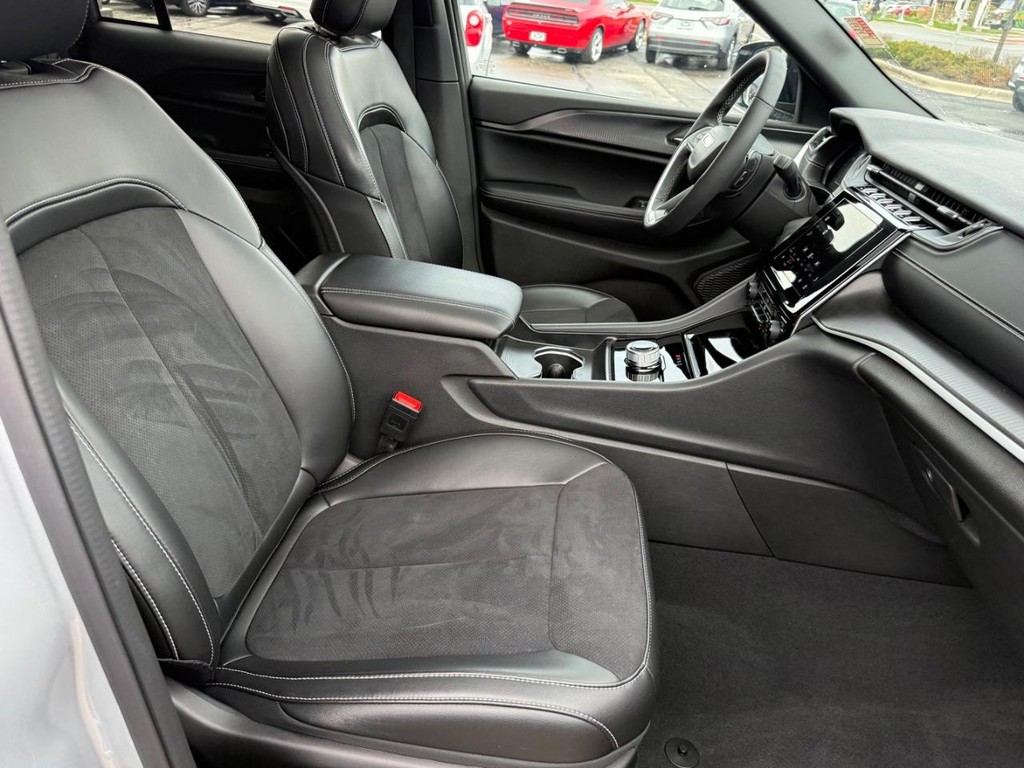 Jeep Grand Cherokee Vehicle Full-screen Gallery Image 07