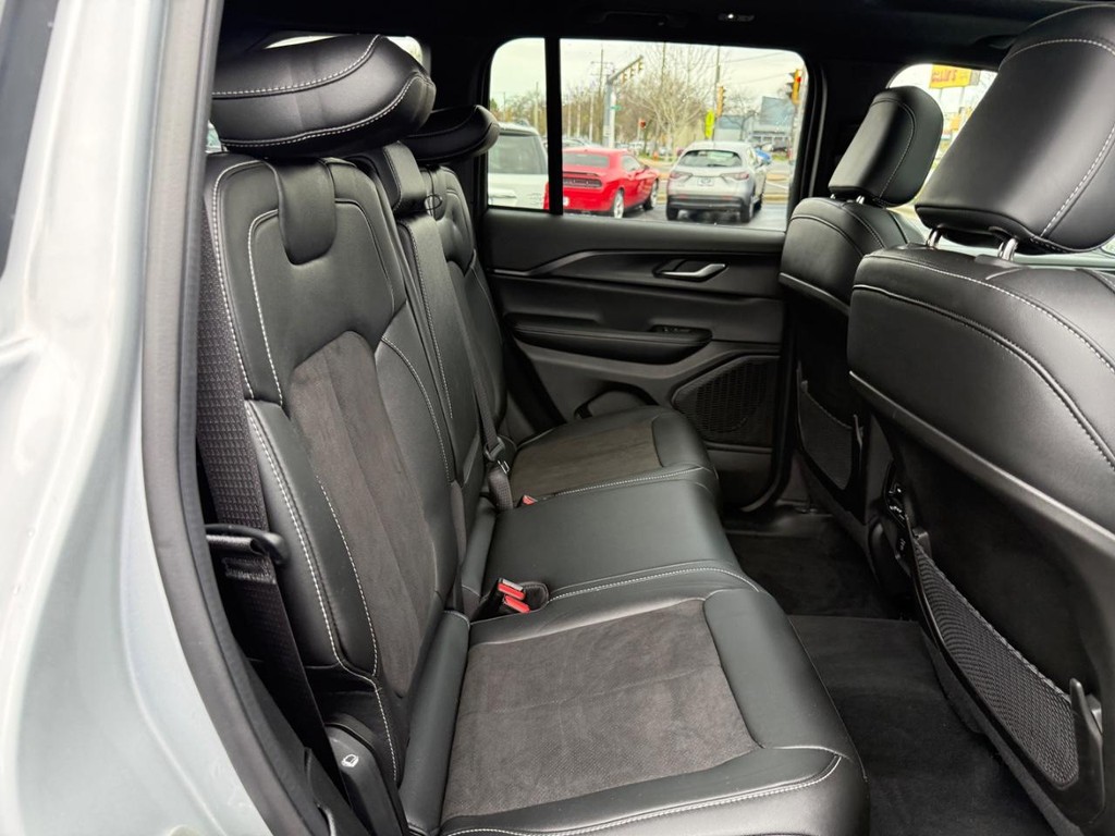Jeep Grand Cherokee Vehicle Full-screen Gallery Image 08