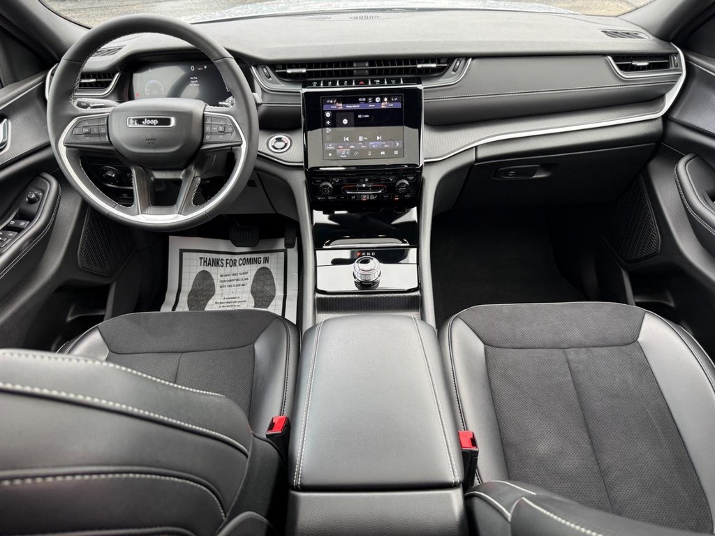 Jeep Grand Cherokee Vehicle Full-screen Gallery Image 09