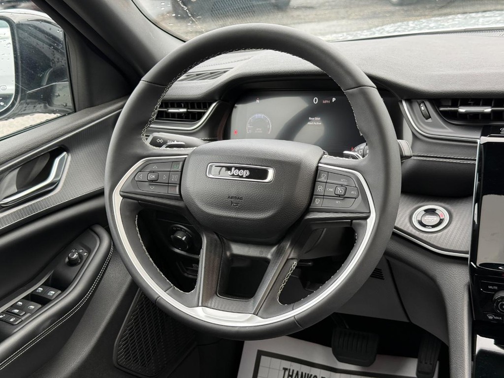 Jeep Grand Cherokee Vehicle Full-screen Gallery Image 12