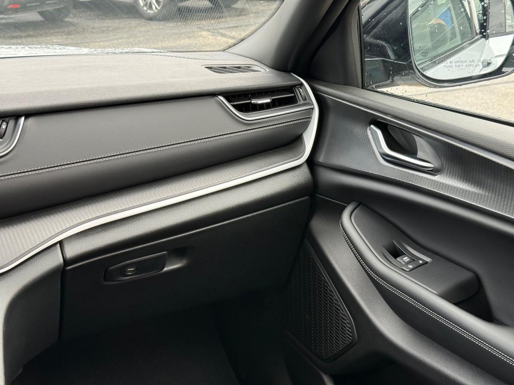 Jeep Grand Cherokee Vehicle Full-screen Gallery Image 13
