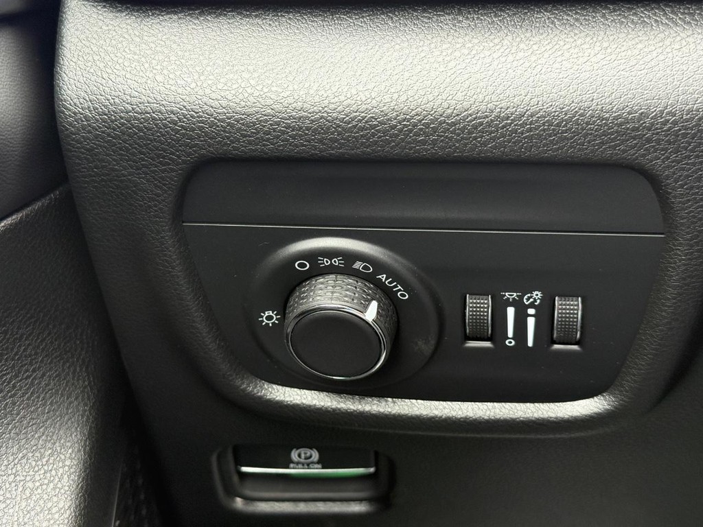Jeep Grand Cherokee Vehicle Full-screen Gallery Image 22