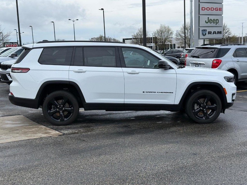 Jeep Grand Cherokee L Vehicle Full-screen Gallery Image 02