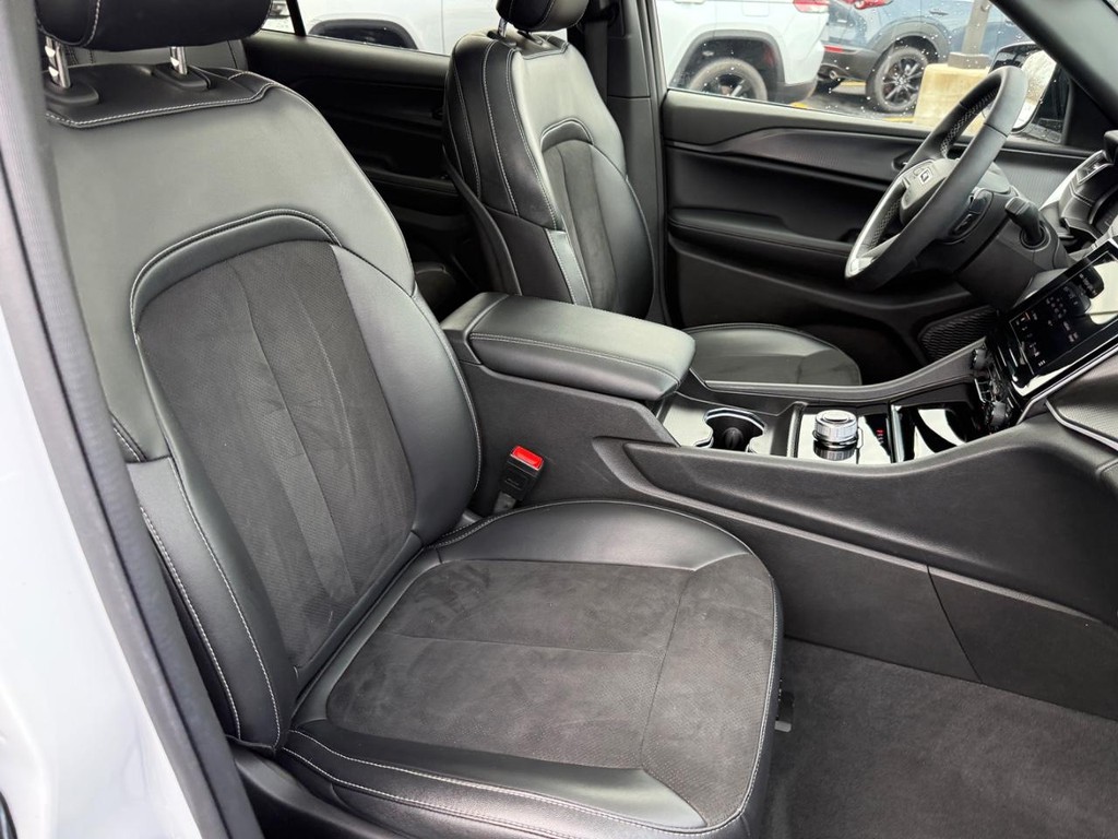 Jeep Grand Cherokee L Vehicle Full-screen Gallery Image 04