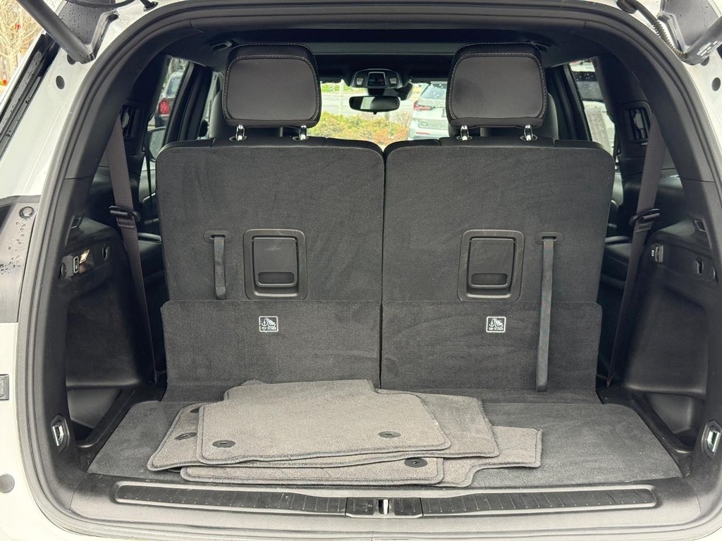 Jeep Grand Cherokee L Vehicle Full-screen Gallery Image 05