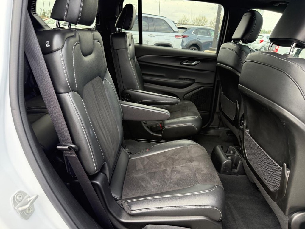Jeep Grand Cherokee L Vehicle Full-screen Gallery Image 07