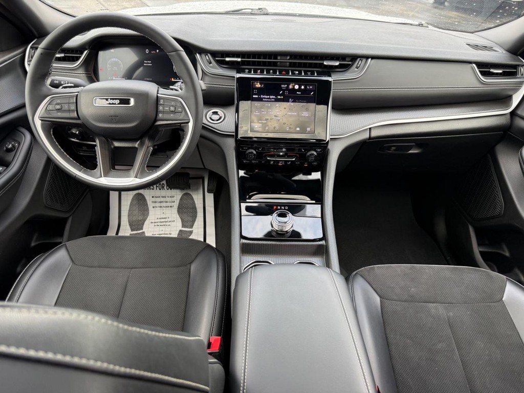 Jeep Grand Cherokee L Vehicle Full-screen Gallery Image 09