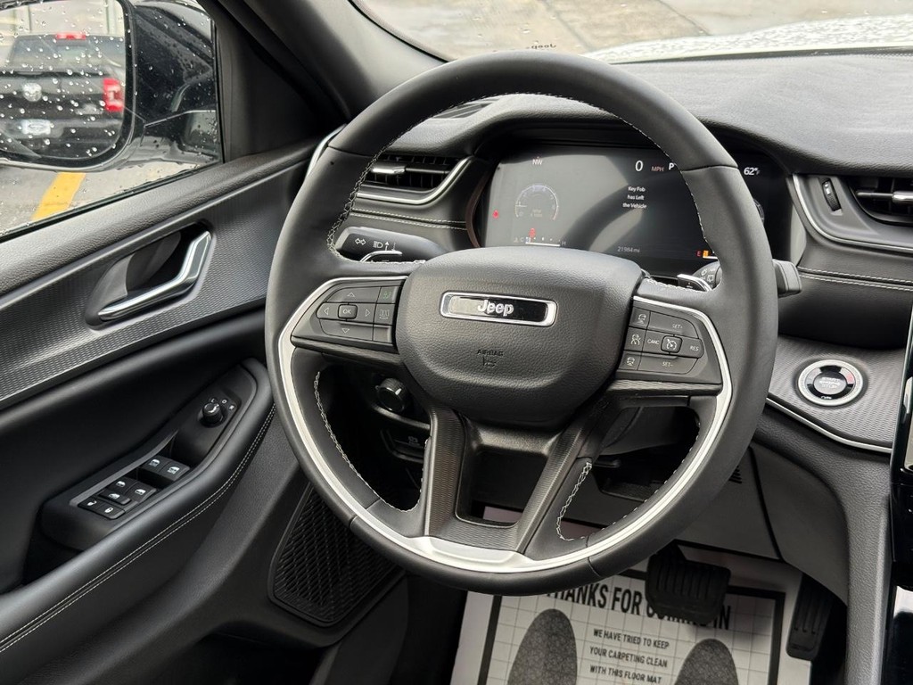 Jeep Grand Cherokee L Vehicle Full-screen Gallery Image 10