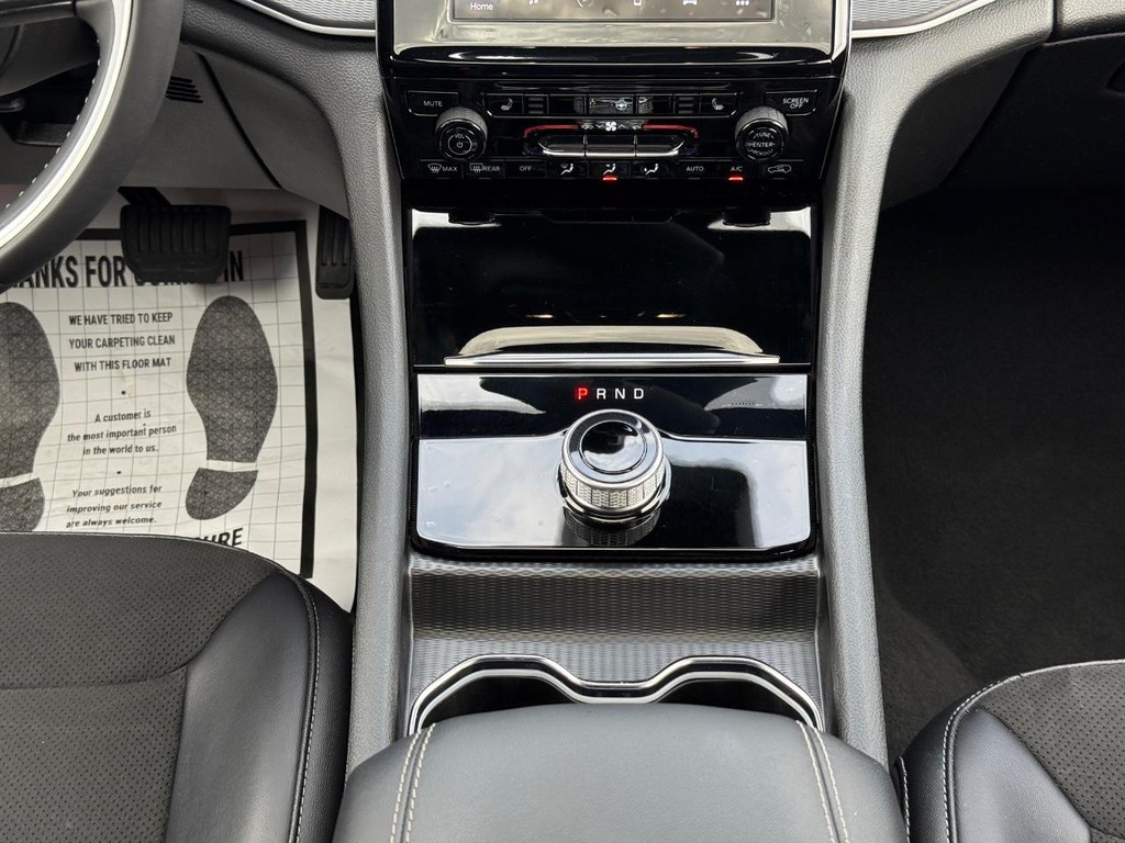 Jeep Grand Cherokee L Vehicle Full-screen Gallery Image 11