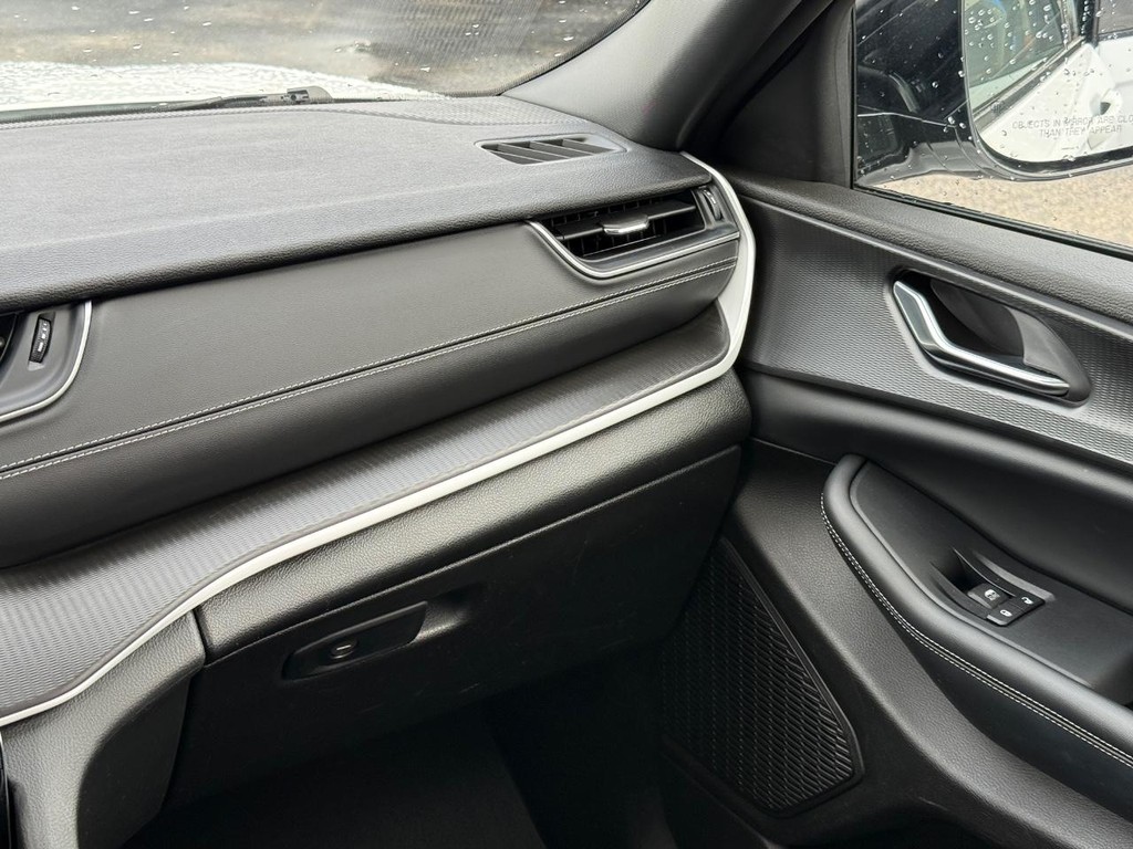 Jeep Grand Cherokee L Vehicle Full-screen Gallery Image 15