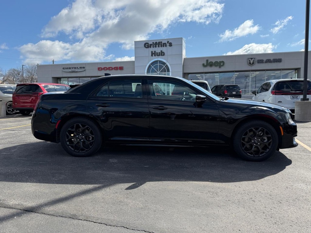 Chrysler 300 Vehicle Full-screen Gallery Image 02