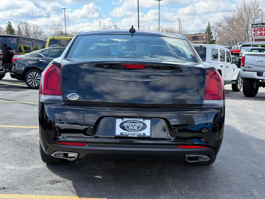 Chrysler 300 Vehicle Full-screen Gallery Image 04