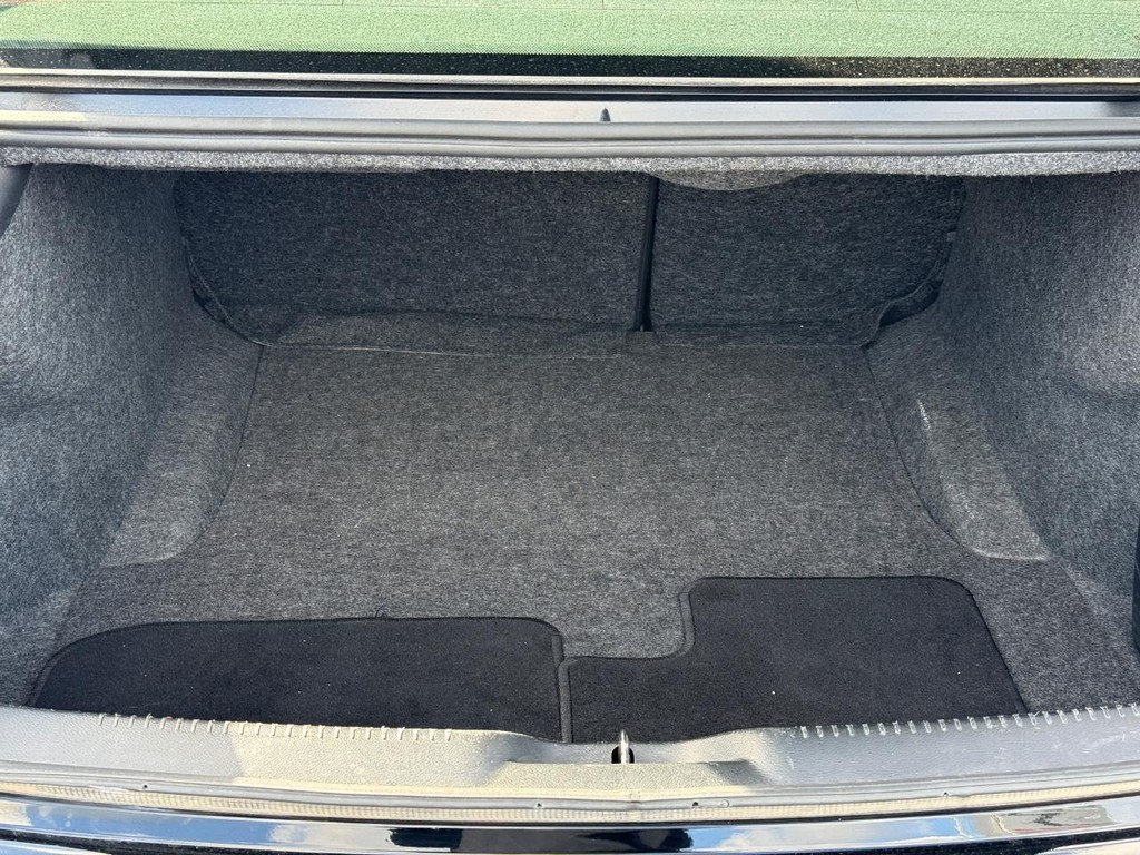 Chrysler 300 Vehicle Full-screen Gallery Image 05