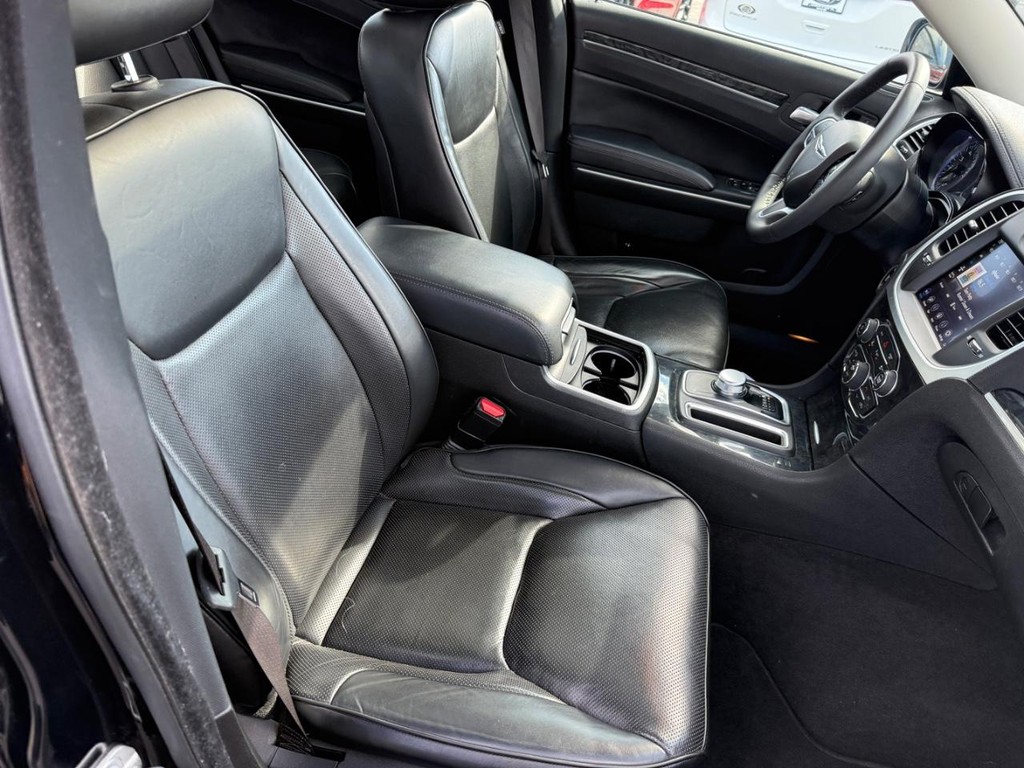 Chrysler 300 Vehicle Full-screen Gallery Image 06