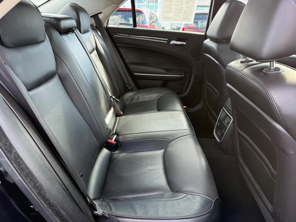 Chrysler 300 Vehicle Full-screen Gallery Image 07