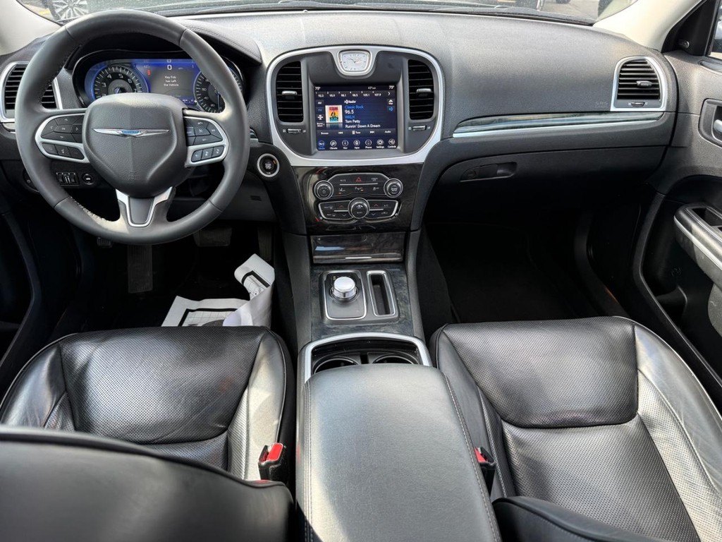 Chrysler 300 Vehicle Full-screen Gallery Image 08