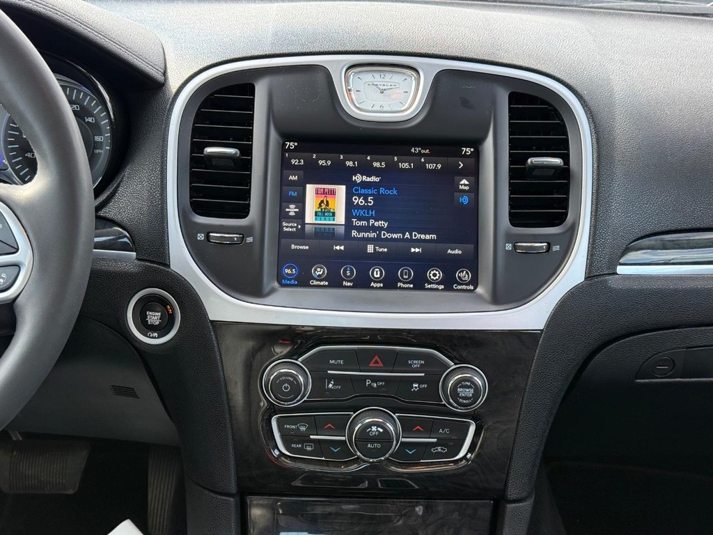 Chrysler 300 Vehicle Full-screen Gallery Image 09