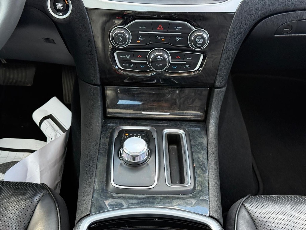 Chrysler 300 Vehicle Full-screen Gallery Image 10