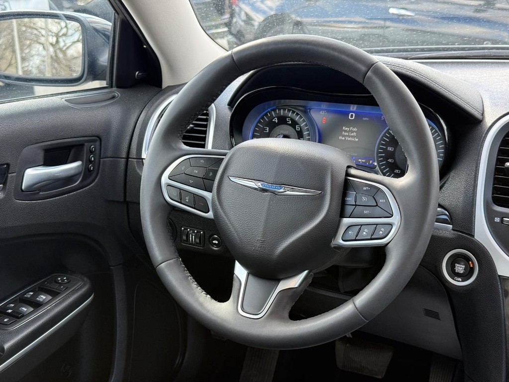 Chrysler 300 Vehicle Full-screen Gallery Image 11