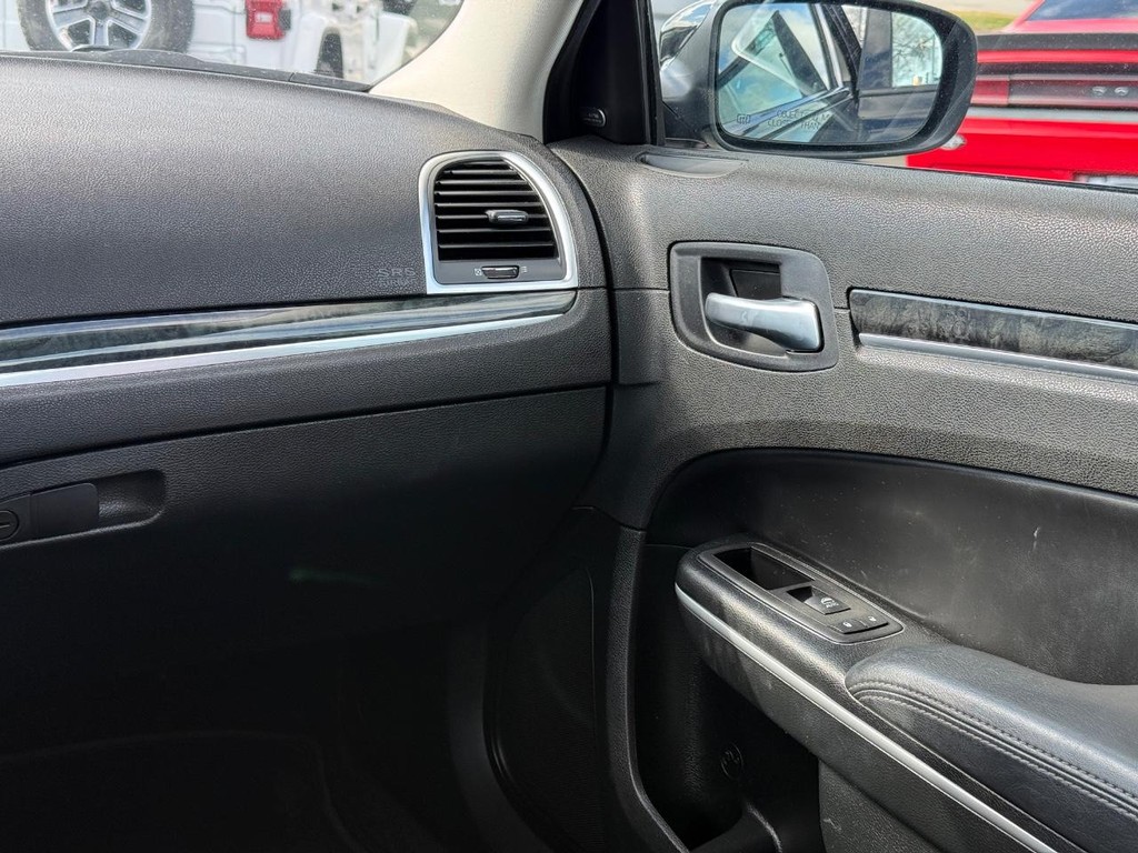 Chrysler 300 Vehicle Full-screen Gallery Image 12