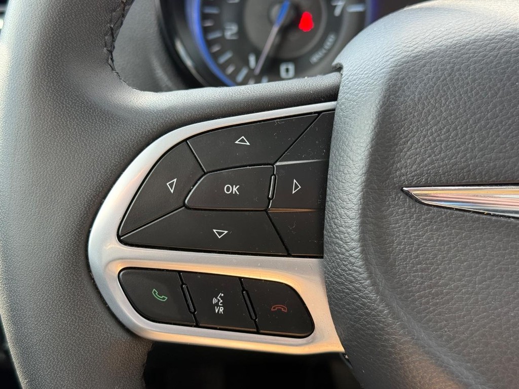 Chrysler 300 Vehicle Full-screen Gallery Image 15