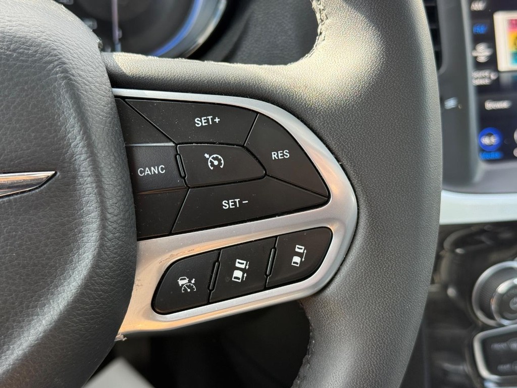 Chrysler 300 Vehicle Full-screen Gallery Image 16