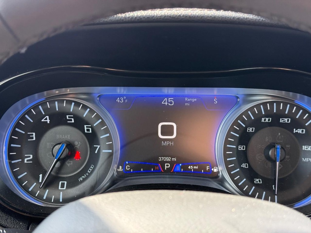 Chrysler 300 Vehicle Full-screen Gallery Image 17