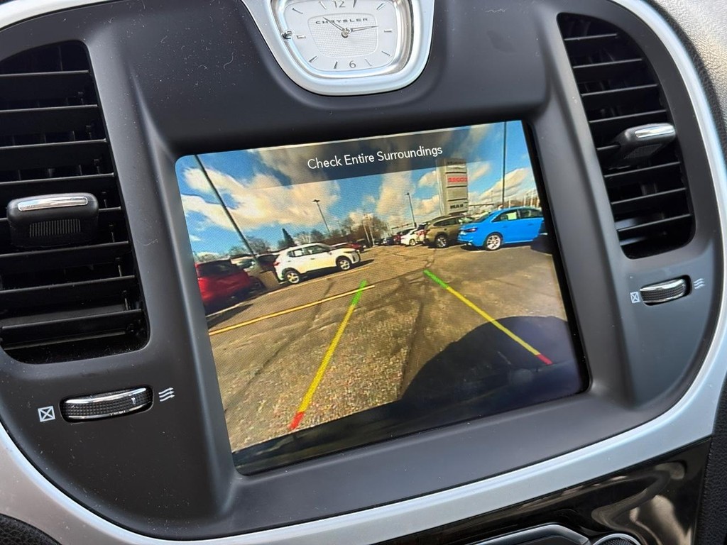 Chrysler 300 Vehicle Full-screen Gallery Image 18