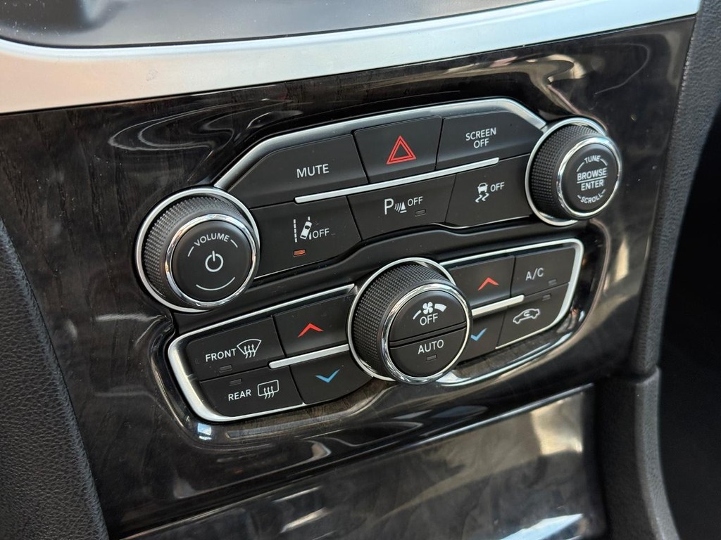 Chrysler 300 Vehicle Full-screen Gallery Image 19